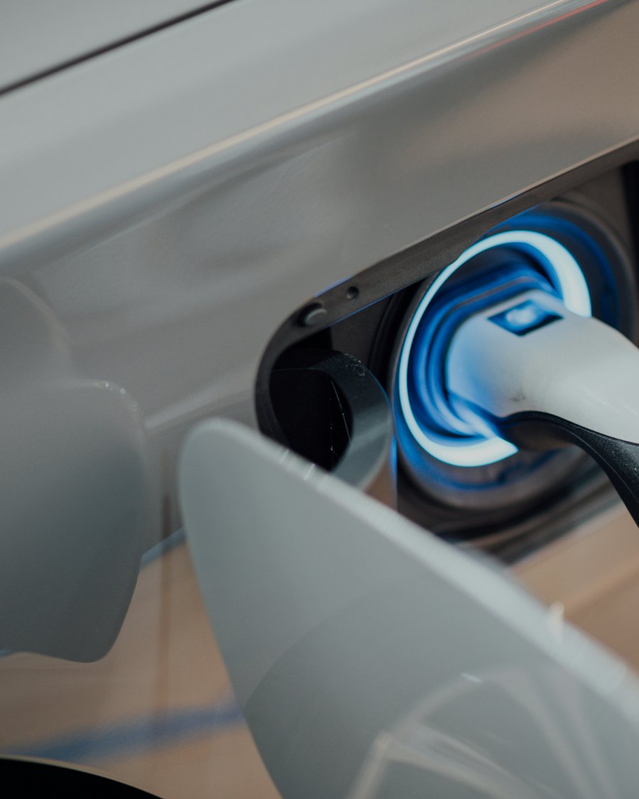 Ficha de carregamento ligada à porta de carga de um carro elétrico