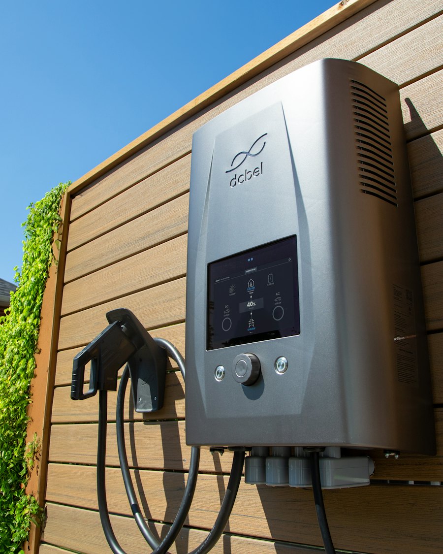 Carregador para veículos elétricos montado numa parede exterior