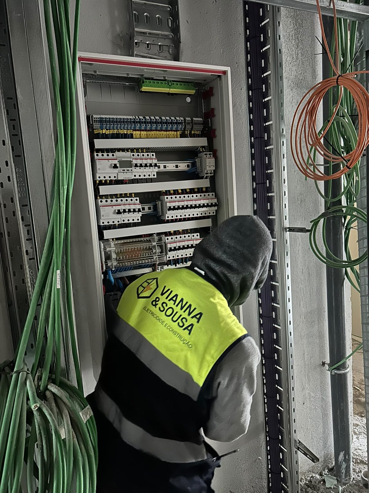 Eletricista da Vianna&Sousa a rever quadro elétrico em obra