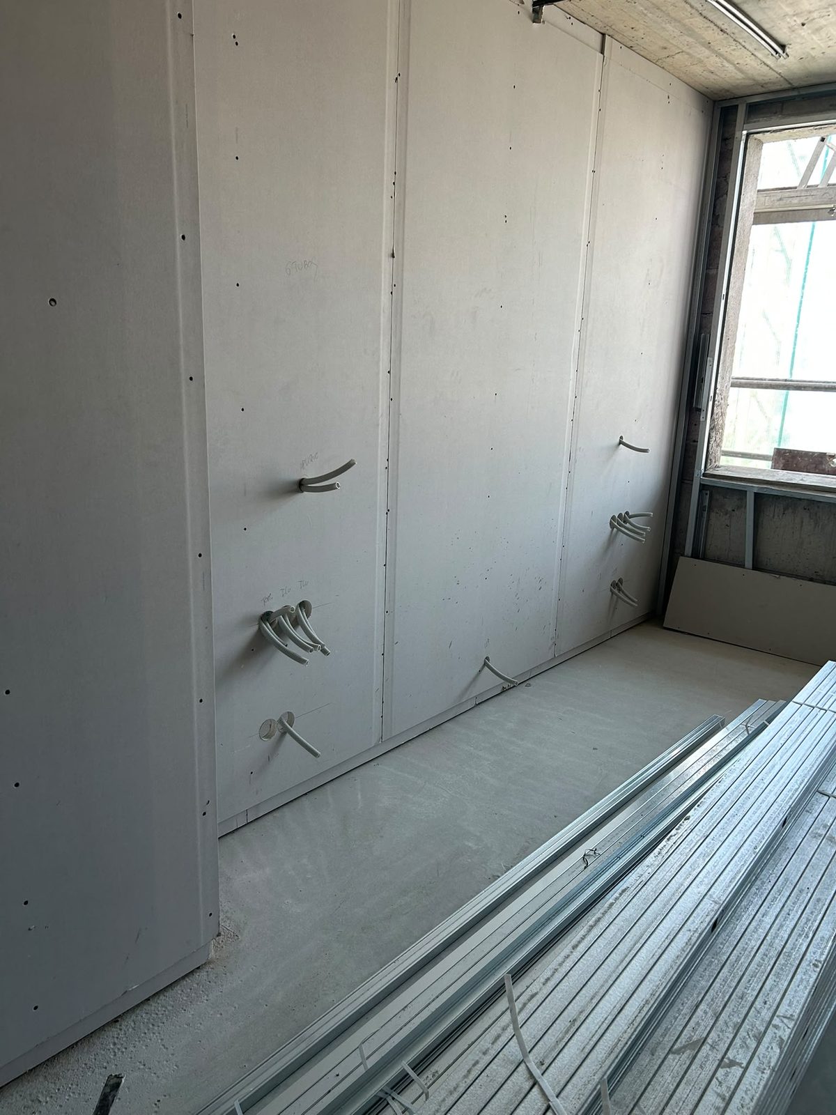 Divisão de casa em remodelação, preparada para a nova instalação elétrica