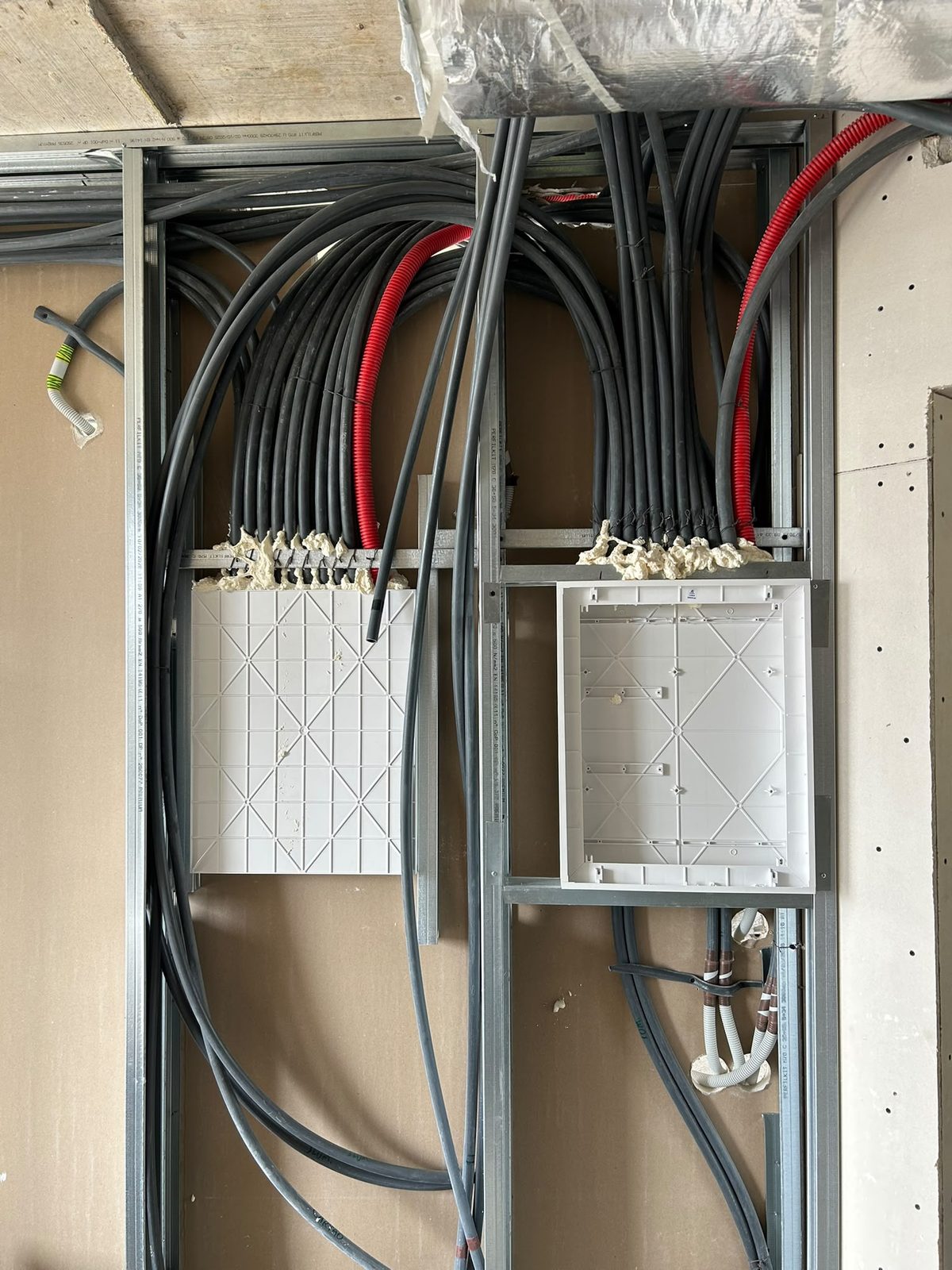 Instalação de novo circuito elétrico durante remodelação residencial