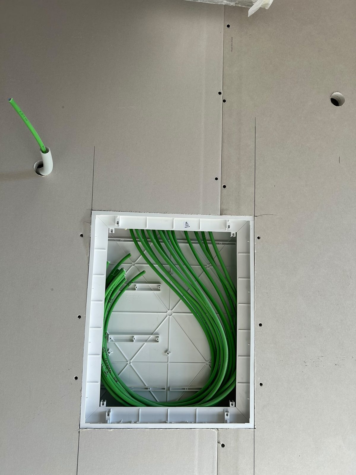 Preparação de ponto elétrico em parede de gesso cartonado