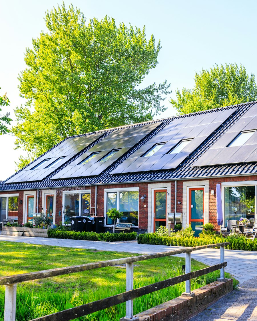 Moradias em banda com painéis solares em todo o telhado