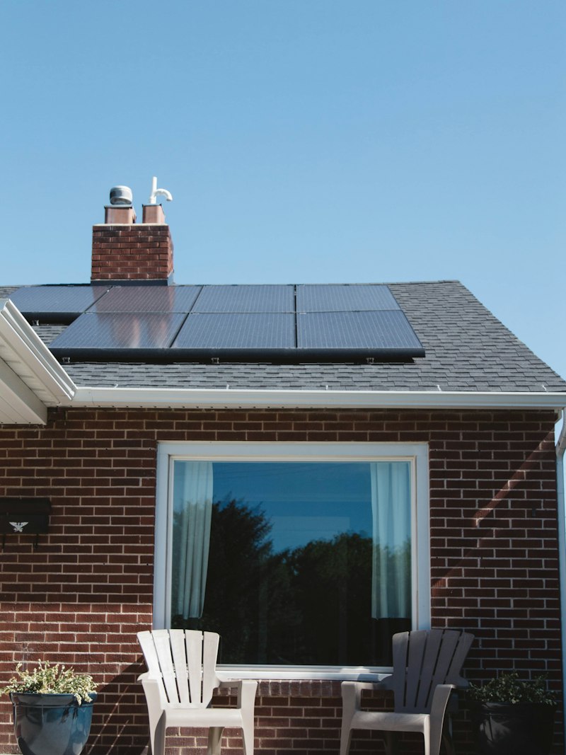 Painéis solares no telhado de uma casa de tijolo