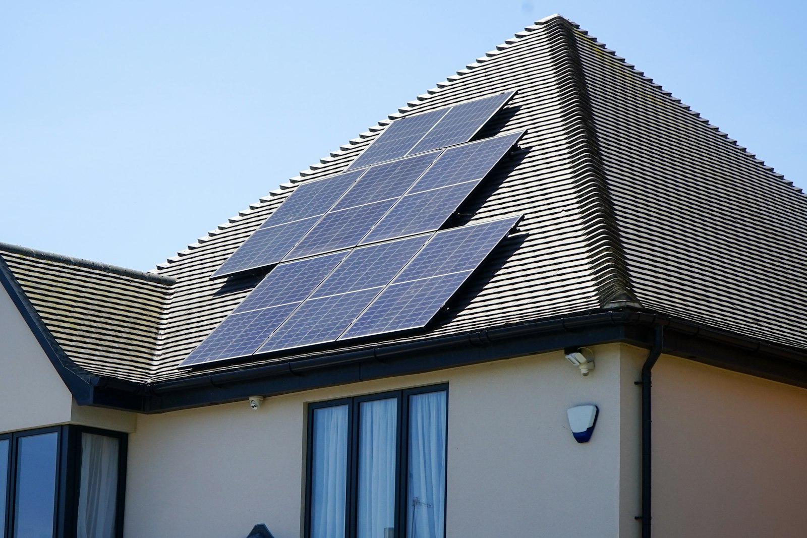 Moradia com painéis solares fotovoltaicos instalados no telhado